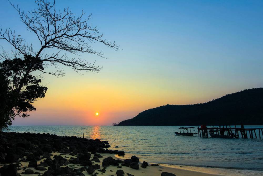 Il tramonto nella spiaggia di Lazy beach all'isola Koh Rong Sanloem